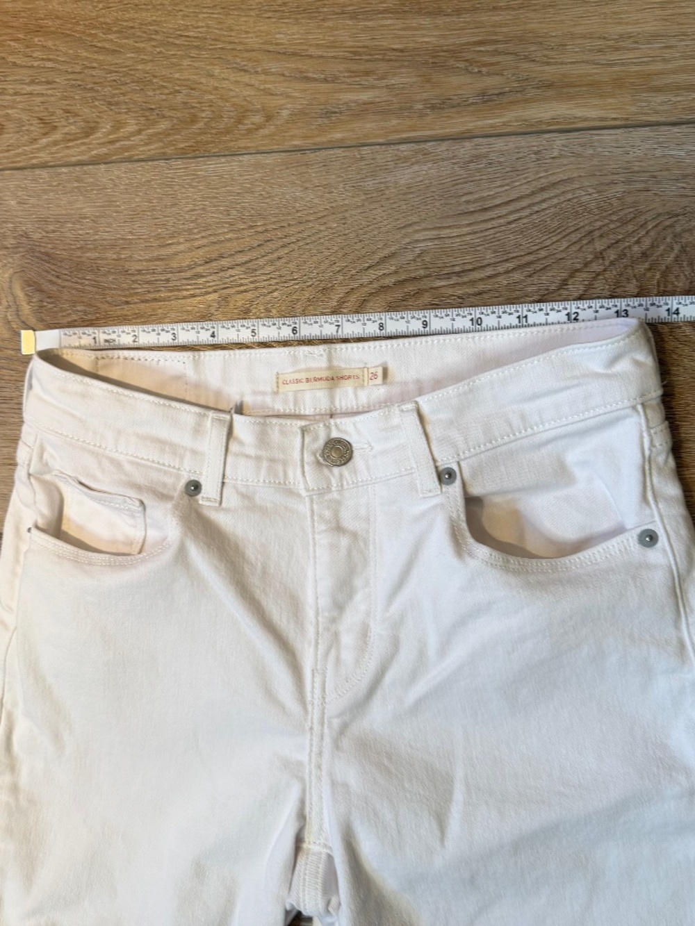 Levi's Classic Bermuda Denim Shorts | Size 26 | White/Off-White | Sewn-in Cuff - Picture 10 of 10